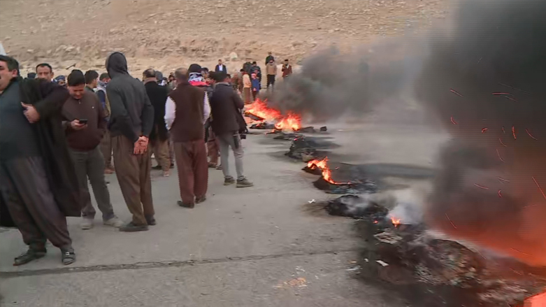 Makhmour residents start a fire during protest against the Iraqi army checkpoint on the main Makhmour-Erbil road, Jan. 11, 2022. (Photo: Kurdistan 24)